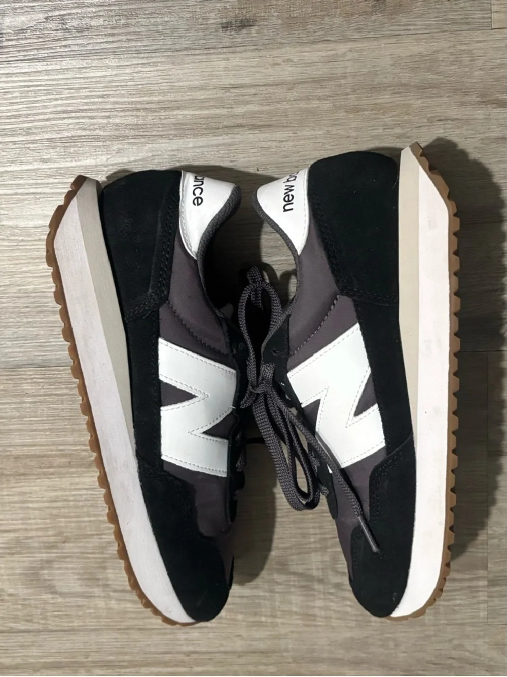 New Balance 237 Black, White & Gray Classic Trainer - Picture 3 of 6